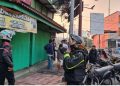 Petugas Sat Samapta Polresta Yogyakarta mendatangi lokasi kerumunan warga di Simpang Empat Hotel Melia Purosani, Minggu (14/6/2026). Seorang remaja 17 tahun diamankan terkait dugaan aksi menantang pengguna jalan sebelum akhirnya diserahkan kepada orang tuanya.