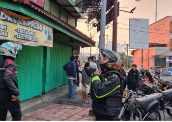 Petugas Sat Samapta Polresta Yogyakarta mendatangi lokasi kerumunan warga di Simpang Empat Hotel Melia Purosani, Minggu (14/6/2026). Seorang remaja 17 tahun diamankan terkait dugaan aksi menantang pengguna jalan sebelum akhirnya diserahkan kepada orang tuanya.