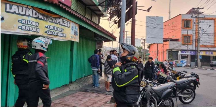 Petugas Sat Samapta Polresta Yogyakarta mendatangi lokasi kerumunan warga di Simpang Empat Hotel Melia Purosani, Minggu (14/6/2026). Seorang remaja 17 tahun diamankan terkait dugaan aksi menantang pengguna jalan sebelum akhirnya diserahkan kepada orang tuanya.