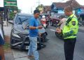 Petugas Satlantas Polresta Sleman melakukan pemeriksaan di lokasi kecelakaan tunggal Toyota Rush yang menabrak beton pembatas parit di Jalan Besi–Jangkang, Ngaglik, Sleman, Rabu (10/6/2026).