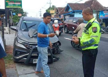 Petugas Satlantas Polresta Sleman melakukan pemeriksaan di lokasi kecelakaan tunggal Toyota Rush yang menabrak beton pembatas parit di Jalan Besi–Jangkang, Ngaglik, Sleman, Rabu (10/6/2026).