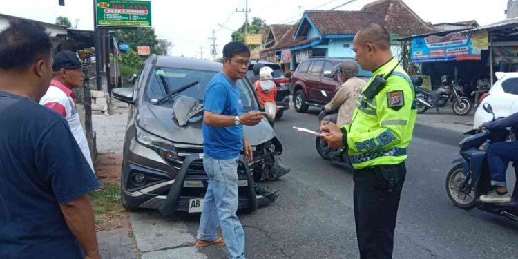 Petugas Satlantas Polresta Sleman melakukan pemeriksaan di lokasi kecelakaan tunggal Toyota Rush yang menabrak beton pembatas parit di Jalan Besi–Jangkang, Ngaglik, Sleman, Rabu (10/6/2026).