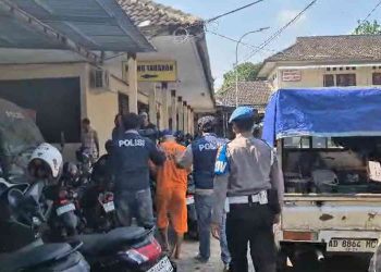 Petugas Satreskrim Polresta Sleman menggiring tersangka kasus pembacokan di Gamping saat proses penyidikan di Mapolresta Sleman, Selasa (9/6/2026). Polisi telah menangkap satu pelaku berinisial LFC, sementara satu pelaku lainnya masih berstatus daftar pencarian orang (DPO).