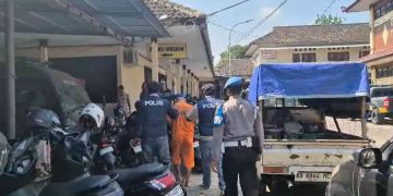 Petugas Satreskrim Polresta Sleman menggiring tersangka kasus pembacokan di Gamping saat proses penyidikan di Mapolresta Sleman, Selasa (9/6/2026). Polisi telah menangkap satu pelaku berinisial LFC, sementara satu pelaku lainnya masih berstatus daftar pencarian orang (DPO).