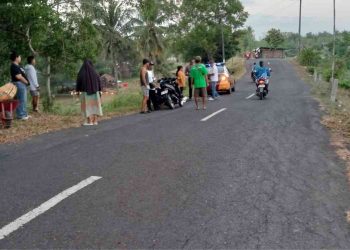 Caption gambar: Petugas dan warga berada di lokasi kecelakaan lalu lintas yang melibatkan sepeda motor Honda Beat dan seorang pejalan kaki di Jalan Pantai Glagah, Temon, Kulon Progo, Minggu (7/6/2026) pagi. Insiden terjadi saat korban pejalan kaki sedang mendorong gerobak angkong di tepi jalan dan tertabrak sepeda motor yang melaju searah dari belakang. Foto: Istimewa/Polres Kulon Progo.
