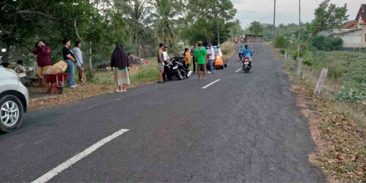 Caption gambar: Petugas dan warga berada di lokasi kecelakaan lalu lintas yang melibatkan sepeda motor Honda Beat dan seorang pejalan kaki di Jalan Pantai Glagah, Temon, Kulon Progo, Minggu (7/6/2026) pagi. Insiden terjadi saat korban pejalan kaki sedang mendorong gerobak angkong di tepi jalan dan tertabrak sepeda motor yang melaju searah dari belakang. Foto: Istimewa/Polres Kulon Progo.