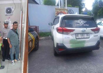 Petugas kepolisian bersama pihak SPBU melakukan pemeriksaan di lokasi penemuan seorang sopir travel yang ditemukan meninggal dunia di dalam toilet SPBU