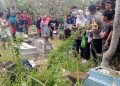 Caption gambar: Petugas kepolisian bersama tenaga medis dan warga berada di lokasi penemuan seorang lansia berinisial S (75) yang ditemukan meninggal dunia di area TPU Dusun Sorowajan, Kalurahan Panggungharjo, Kapanewon Sewon, Kabupaten Bantul, Sabtu (6/6/2026). Berdasarkan pemeriksaan awal, korban diduga terjatuh dan membentur batu nisan.