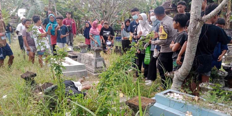 Caption gambar: Petugas kepolisian bersama tenaga medis dan warga berada di lokasi penemuan seorang lansia berinisial S (75) yang ditemukan meninggal dunia di area TPU Dusun Sorowajan, Kalurahan Panggungharjo, Kapanewon Sewon, Kabupaten Bantul, Sabtu (6/6/2026). Berdasarkan pemeriksaan awal, korban diduga terjatuh dan membentur batu nisan.
