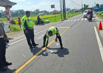 Petugas kepolisian melakukan olah TKP kecelakaan maut di Simpang Empat SDN 3 Tamanan, Kalasan, Sleman, Selasa (9/6/2026). Insiden yang melibatkan sepeda motor Kawasaki KLX dan Yamaha NMax tersebut mengakibatkan satu pengendara meninggal dunia