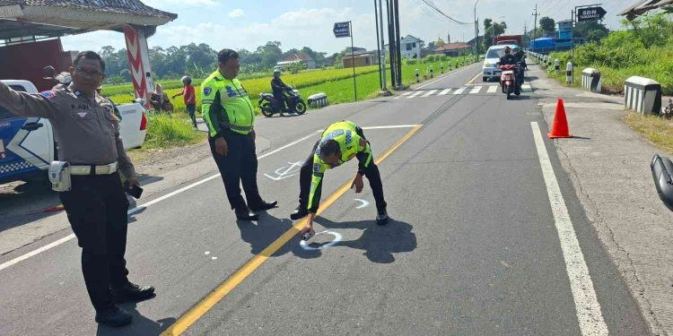 Petugas kepolisian melakukan olah TKP kecelakaan maut di Simpang Empat SDN 3 Tamanan, Kalasan, Sleman, Selasa (9/6/2026). Insiden yang melibatkan sepeda motor Kawasaki KLX dan Yamaha NMax tersebut mengakibatkan satu pengendara meninggal dunia