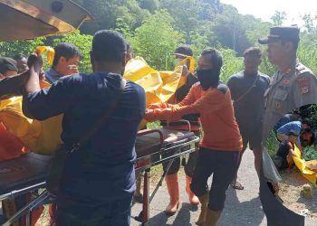 Petugas mengevakuasi jenazah perempuan lanjut usia yang ditemukan tersangkut di bantaran Kali Opak, Berbah, Sleman, Kamis (11/6/2026). Korban berinisial P (65), warga Selomartani, Kalasan, diduga terpeleset ke sungai sebelum hanyut.