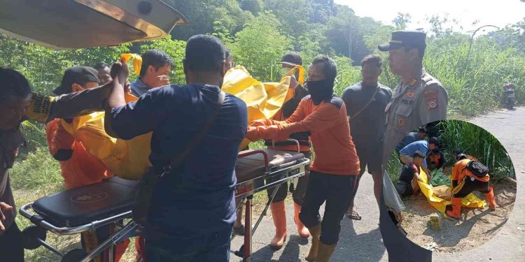 Petugas mengevakuasi jenazah perempuan lanjut usia yang ditemukan tersangkut di bantaran Kali Opak, Berbah, Sleman, Kamis (11/6/2026). Korban berinisial P (65), warga Selomartani, Kalasan, diduga terpeleset ke sungai sebelum hanyut.