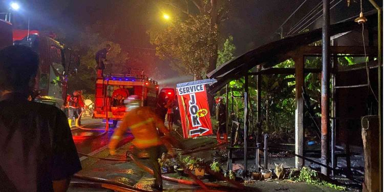 Petugas pemadam kebakaran bersama tim gabungan melakukan proses pemadaman kebakaran yang menghanguskan rumah hunian sekaligus tempat usaha servis jok motor di Padukuhan Cangkring, Kalurahan Bendungan, Kapanewon Wates, Kabupaten Kulon Progo, Sabtu (27/6/2026) malam. Tidak ada korban jiwa dalam peristiwa yang diduga dipicu korsleting listrik tersebut, sementara kerugian material diperkirakan mencapai Rp330 juta.