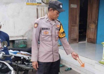 Polisi melakukan pemeriksaan di lokasi pencurian sepeda motor di Desa Sidowayah, Polanharjo, Klaten. Dalam peristiwa tersebut, seorang siswi SD berusia 12 tahun nekat mengejar pelaku hingga terseret sekitar 1 kilometer saat berusaha menyelamatkan motor milik ayahnya.