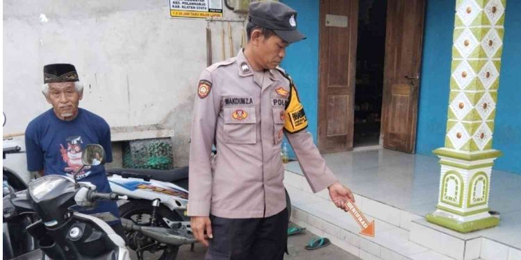 Polisi melakukan pemeriksaan di lokasi pencurian sepeda motor di Desa Sidowayah, Polanharjo, Klaten. Dalam peristiwa tersebut, seorang siswi SD berusia 12 tahun nekat mengejar pelaku hingga terseret sekitar 1 kilometer saat berusaha menyelamatkan motor milik ayahnya.