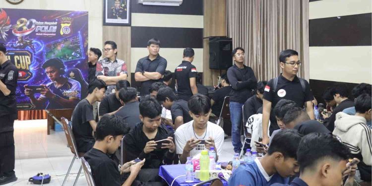 Suasana pertandingan Turnamen E-Sports Mobile Legends Kapolres Bantul Cup 2026 yang digelar di Aula Wira Pratama Mapolres Bantul, Jumat (26/6/2026). Sebanyak 24 tim dari kalangan komunitas gamers, pelajar, dan mahasiswa mengikuti kompetisi dalam rangka menyambut Hari Bhayangkara ke-80 sekaligus menjadi bagian dari rangkaian road to Kapolri Cup. Tim Shorttrim berhasil keluar sebagai juara dan berhak mewakili Polres Bantul pada ajang Kapolda DIY Cup 2026.