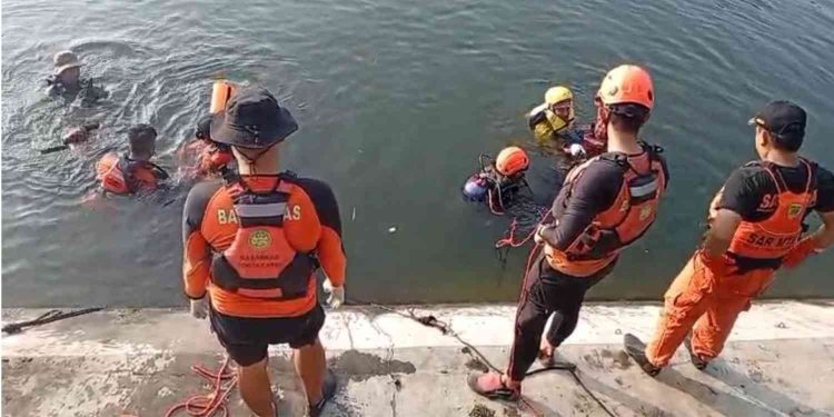 Tim SAR Gabungan melakukan pencarian dan evakuasi dua remaja yang tenggelam di Embung Kaliaji, Kapanewon Turi, Sleman, Jumat (5/6/2026) pagi. Kedua korban berhasil ditemukan di kedalaman sekitar tiga meter setelah operasi penyelaman, sementara satu rekan korban selamat dan segera meminta bantuan warga
