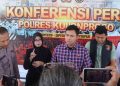 Tim penyidik Satreskrim Polres Kulon Progo memberikan keterangan kepada awak media dalam konferensi pers terkait pengungkapan kasus dugaan tindak pidana pemerkosaan di Mapolres Kulon Progo, Sabtu (27/6/2026). Polisi menetapkan seorang pria berinisial J (35), warga Grabag, Purworejo, sebagai tersangka setelah diduga memperdaya korban melalui media sosial sebelum melakukan aksi pemerkosaan dengan ancaman senjata tajam