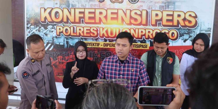 Tim penyidik Satreskrim Polres Kulon Progo memberikan keterangan kepada awak media dalam konferensi pers terkait pengungkapan kasus dugaan tindak pidana pemerkosaan di Mapolres Kulon Progo, Sabtu (27/6/2026). Polisi menetapkan seorang pria berinisial J (35), warga Grabag, Purworejo, sebagai tersangka setelah diduga memperdaya korban melalui media sosial sebelum melakukan aksi pemerkosaan dengan ancaman senjata tajam