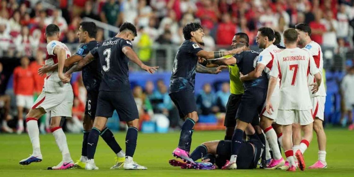 VAR Jadi Sorotan, Almiron Diusir Wasit dalam Duel Panas Turki vs Paraguay