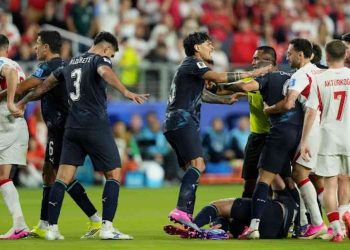 VAR Jadi Sorotan, Almiron Diusir Wasit dalam Duel Panas Turki vs Paraguay