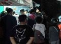 Caption gambar: Warga dan sejumlah saksi berkumpul di lokasi bawah Jembatan Ringroad Utara, Jombor Lor, Sendangadi, Mlati, Sleman, Kamis (4/6/2026) malam, setelah seorang terduga pelaku pencurian sepeda motor diamankan usai dipergoki korban saat mendorong kendaraan yang dilaporkan hilang dari area kos. Polisi yang menerima laporan kemudian mendatangi lokasi untuk melakukan pemeriksaan dan mengamankan barang bukti. (Foto: Istimewa)