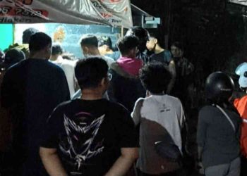 Caption gambar: Warga dan sejumlah saksi berkumpul di lokasi bawah Jembatan Ringroad Utara, Jombor Lor, Sendangadi, Mlati, Sleman, Kamis (4/6/2026) malam, setelah seorang terduga pelaku pencurian sepeda motor diamankan usai dipergoki korban saat mendorong kendaraan yang dilaporkan hilang dari area kos. Polisi yang menerima laporan kemudian mendatangi lokasi untuk melakukan pemeriksaan dan mengamankan barang bukti. (Foto: Istimewa)