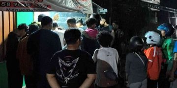 Caption gambar: Warga dan sejumlah saksi berkumpul di lokasi bawah Jembatan Ringroad Utara, Jombor Lor, Sendangadi, Mlati, Sleman, Kamis (4/6/2026) malam, setelah seorang terduga pelaku pencurian sepeda motor diamankan usai dipergoki korban saat mendorong kendaraan yang dilaporkan hilang dari area kos. Polisi yang menerima laporan kemudian mendatangi lokasi untuk melakukan pemeriksaan dan mengamankan barang bukti. (Foto: Istimewa)