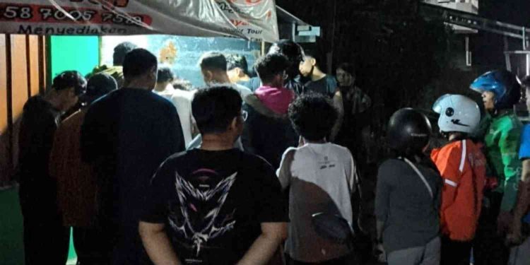 Caption gambar: Warga dan sejumlah saksi berkumpul di lokasi bawah Jembatan Ringroad Utara, Jombor Lor, Sendangadi, Mlati, Sleman, Kamis (4/6/2026) malam, setelah seorang terduga pelaku pencurian sepeda motor diamankan usai dipergoki korban saat mendorong kendaraan yang dilaporkan hilang dari area kos. Polisi yang menerima laporan kemudian mendatangi lokasi untuk melakukan pemeriksaan dan mengamankan barang bukti. (Foto: Istimewa)