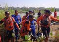 Tim SAR gabungan bersama personel Sat Polairud Polres Bantul dan relawan mengevakuasi jenazah seorang pria yang ditemukan di aliran Sungai Progo, Dusun Singgelo, Kalurahan Poncosari, Kapanewon Srandakan, Bantul, Minggu (7/6/2026) pagi. Korban sebelumnya dilaporkan hilang setelah diduga tercebur ke sungai pada dini hari dan ditemukan dalam kondisi meninggal dunia setelah dilakukan pencarian.
