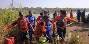 Tim SAR gabungan bersama personel Sat Polairud Polres Bantul dan relawan mengevakuasi jenazah seorang pria yang ditemukan di aliran Sungai Progo, Dusun Singgelo, Kalurahan Poncosari, Kapanewon Srandakan, Bantul, Minggu (7/6/2026) pagi. Korban sebelumnya dilaporkan hilang setelah diduga tercebur ke sungai pada dini hari dan ditemukan dalam kondisi meninggal dunia setelah dilakukan pencarian.