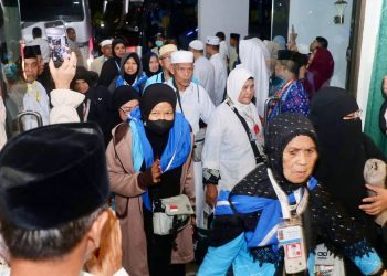Kedatangan Jemaah Haji Kloter Pertama Debarkasi Batam di Tanah Air