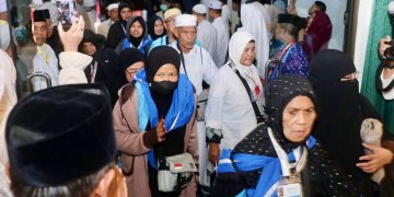 Kedatangan Jemaah Haji Kloter Pertama Debarkasi Batam di Tanah Air