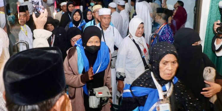 Kedatangan Jemaah Haji Kloter Pertama Debarkasi Batam di Tanah Air
