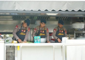 Brimob Metro Jaya Distribusikan Bantuan Makanan untuk Korban Kebakaran Pasar Jiung
