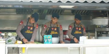 Brimob Metro Jaya Distribusikan Bantuan Makanan untuk Korban Kebakaran Pasar Jiung