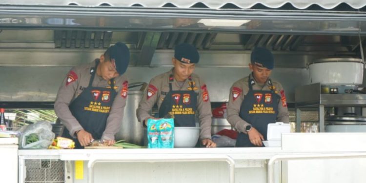 Brimob Metro Jaya Distribusikan Bantuan Makanan untuk Korban Kebakaran Pasar Jiung