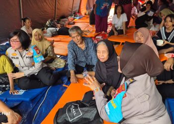 Polwan Jaga Jakarta Berikan Bantuan dan Trauma Healing untuk Korban Kebakaran Pasar Jiung
