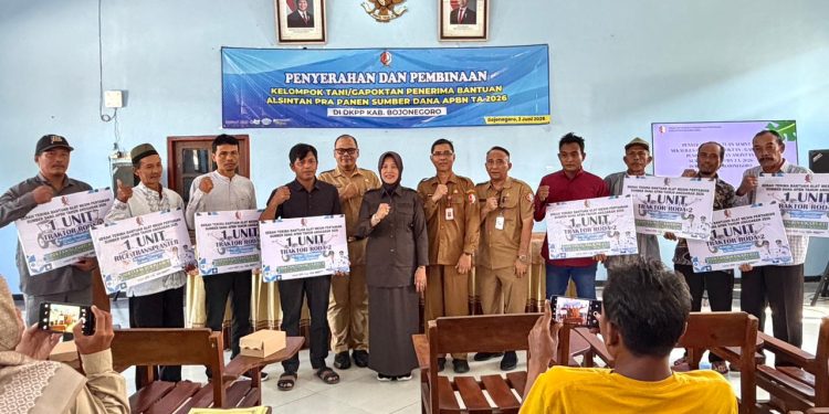 Petani Bojonegoro Terima Bantuan Alsintan, Proses Tanam Padi Lebih Efisien