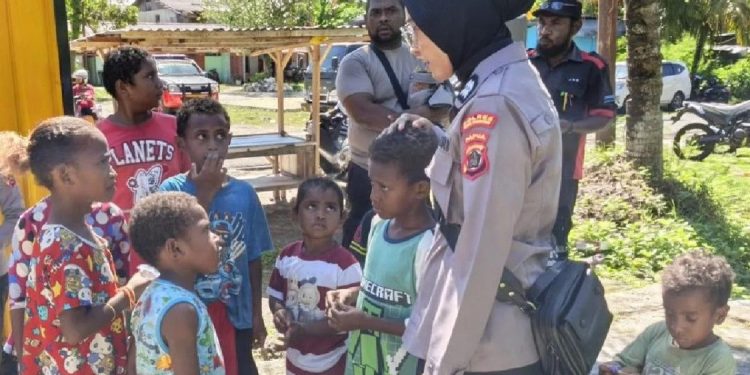 Polres Biak Numfor Kerahkan Polwan untuk Trauma Healing Pascaledakan Bom