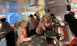 Ditpamobvit Polda Metro Jaya Distribusikan 500 Paket Makanan untuk Korban Kebakaran Kemayoran