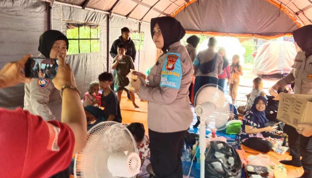 Polwan Jaga Jakarta Berikan Dukungan Psikologis kepada Korban Kebakaran di Kemayoran