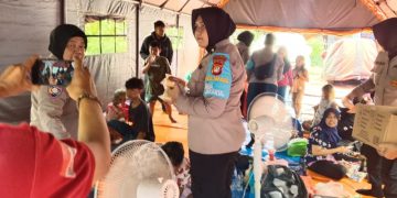 Polwan Jaga Jakarta Berikan Dukungan Psikologis kepada Korban Kebakaran di Kemayoran