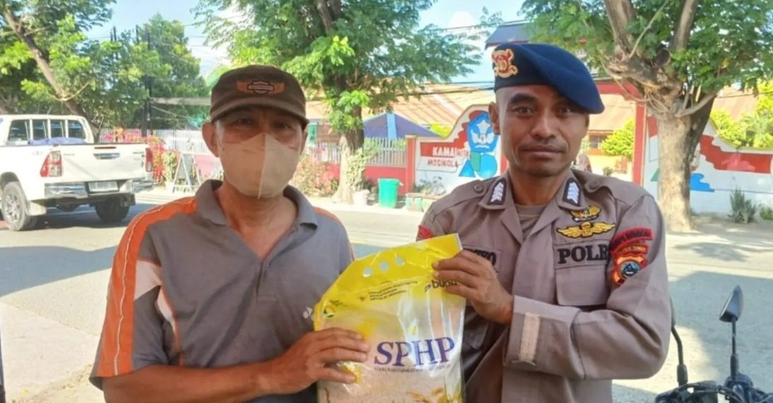 Brimob Polda Sulteng Distribusikan Beras SPHP untuk Ketahanan Pangan