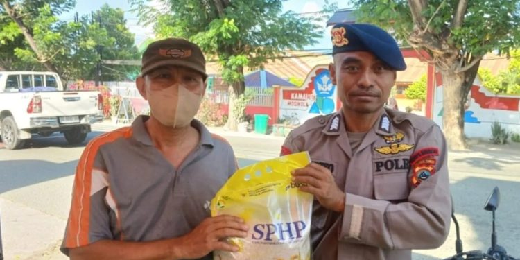 Brimob Polda Sulteng Distribusikan Beras SPHP untuk Ketahanan Pangan
