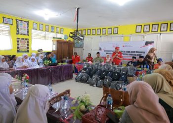 PMI Salurkan 500 Paket Perlengkapan Sekolah untuk Siswa Terdampak Banjir di Tanah Datar
