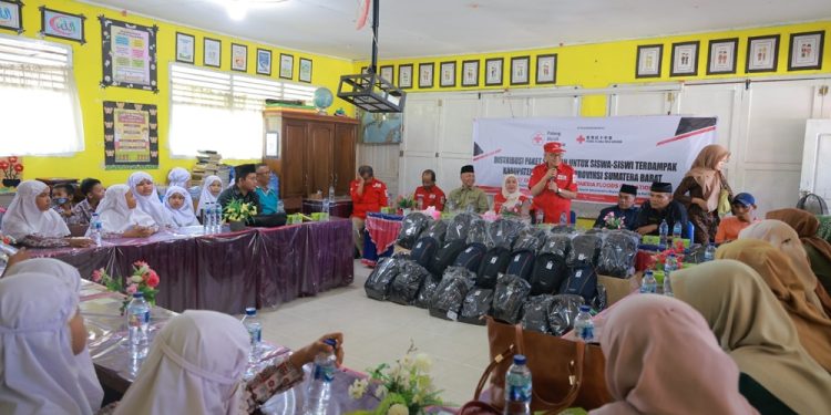 PMI Salurkan 500 Paket Perlengkapan Sekolah untuk Siswa Terdampak Banjir di Tanah Datar