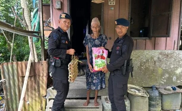 Personel Brimob Polda Kaltim Salurkan Bantuan Bapokting di Samarinda