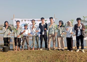 Undip Batang Tanam Mangrove untuk Lindungi Pesisir Denasri Kulon